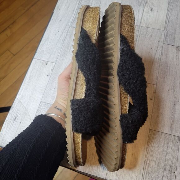 Treasure & Bond black teddy slip ons size 8 - Picture 4 of 4